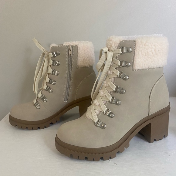 NWT Women’s Coconut lace up lug boots with faux fur detail Winter Boots Booties - Picture 5 of 10